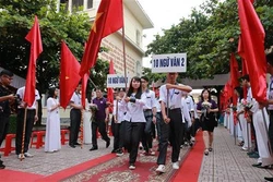 越南全国2400万多名学生今日迎接2019-2020新学年