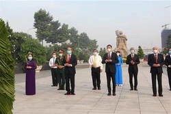 国家统一45周年：胡志明市领导上香缅怀英雄烈士