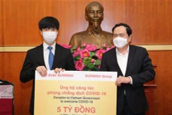 新华集团向越南捐赠50亿越盾