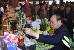 阮春福等党和国家领导前往胡志明主席祠堂上香