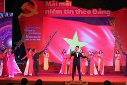 “永远保持对党的信心”文艺演出晚会在河内举行