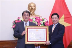 越南政府副总理兼外长范平明向日本驻越大使授予友谊勋章