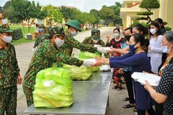 新冠肺炎疫情：近4.5万名密切接触者和境外疫区入境人员接受隔离观察