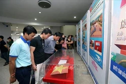 “海洋岛屿与海军战士”图片展在奠边省举行