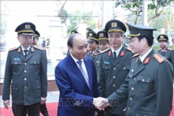 阮春福视察警卫司令部的战备工作