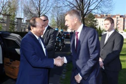捷克共和国总理主持仪式 欢迎越南政府总理阮春福访问