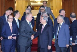 越共中央经济部部长阮文平会见美国企业代表团