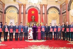14名外交干部被授予和晋升大使衔级