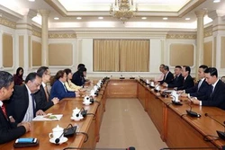 胡志明领导会见马来西亚政府原产业部部长郭素沁