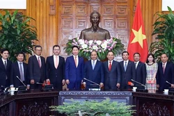 越南政府总理阮春福会见韩国SK集团董事长崔泰源