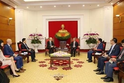 越共中央经济部部长会见脸书亚太区公共政策副总裁西蒙•米尔纳