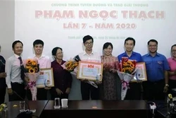 胡志明市团市委向28名年轻医师颁发范玉石奖