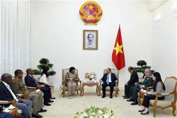 阮春福总理会见南非国防部部长诺西维薇·马皮萨·恩卡库拉