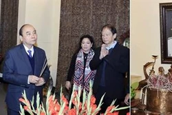 越南政府总理阮春福为已故党和国家领导人上香