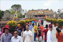 顺化古都遗迹区迎来2.5万名游客冲年喜