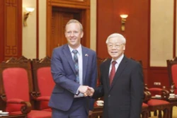越共中央总书记阮富仲会见英国新任驻越大使