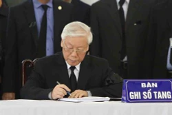 阮富仲等党和国家领导出席国家主席陈大光遗体告别仪式