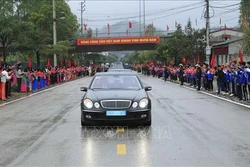 朝鲜最高领导人金正恩车队离开同登火车站 驶往河内