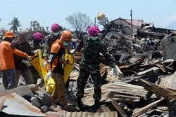 印尼地震和海啸：死亡人数近2000人 灾区搜救工作于10月11日结束