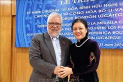 委内瑞拉驻越大使荣获“致力于各民族和平友谊”纪念章