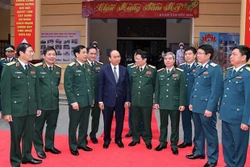 阮春福总理莅临河内防空师检查指导春节执勤备战工作