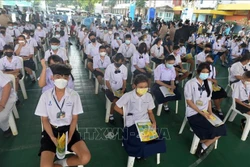 与疫情安全共处：泰国曼谷学生接种疫苗以准备重返校园