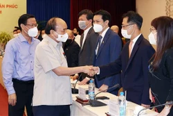 越南国家主席阮春福会见越南青年企业家代表