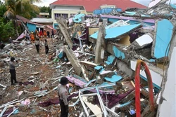印尼苏拉威西岛6.2级地震：大雨阻碍搜救工作
