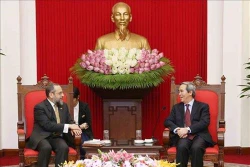越共中央经济部部长阮文平会见美国财政部代表团