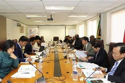 越南与南非加强医疗保险和社会保障合作