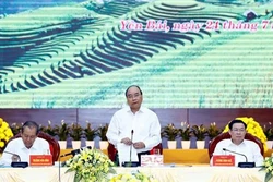 阮春福主持召开越共十三大经济社会小组与北部山区各省的工作会议