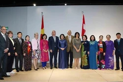越南国家副主席邓氏玉盛在瑞士会见越南知识分子代表