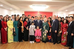 阮春福总理走访越南驻韩国大使馆