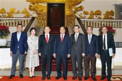 阮春福总理会见越南男足国家队主教练朴恒绪