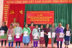 越南山萝省近300名老挝公民入籍越南