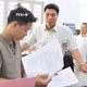 布亚摩乡党委书记黎黄南对乡公共行政服务中心的手续办理工作进行检查。图自越通社