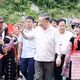 越共中央总书记、国家主席苏林率团出席山罗省云湖乡龙良全民保卫祖国安全日活动。图自越通社