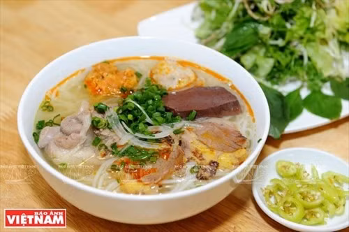 一碗顺化牛肉粉是数百年民间智慧的结晶，深刻映照出顺化人的心灵、生活方式与饮食文化。图自《越南画报》