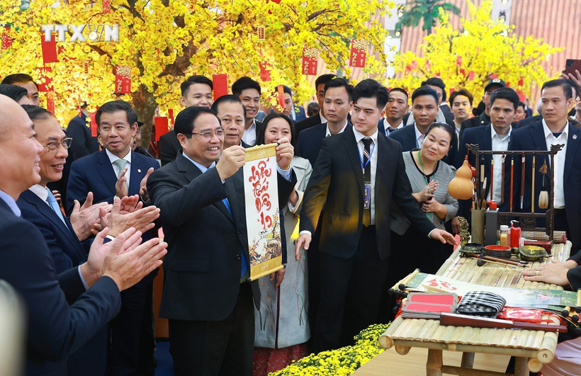 越南政府总理范明政参观第一届春季博览会的传统展位。图自越通社