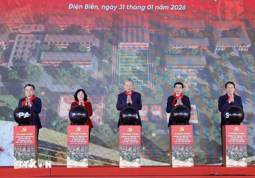 1月31日，越共中央总书记苏林出席奠边省十八坪（Si Pa Phìn）乡十八坪九年一贯制寄宿学校落成典礼。这是党和国家在全国248个陆地边境乡建设248所十八坪九年一贯制寄宿学校项目中的最早建成的学校。图自越通社