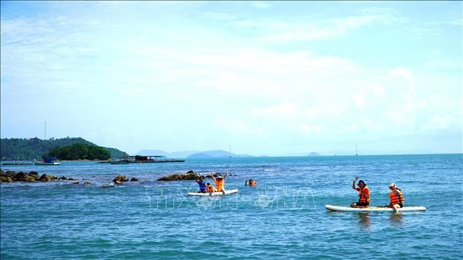 游客在海盗群岛附近体验桨板冲浪和潜水捞海鲜