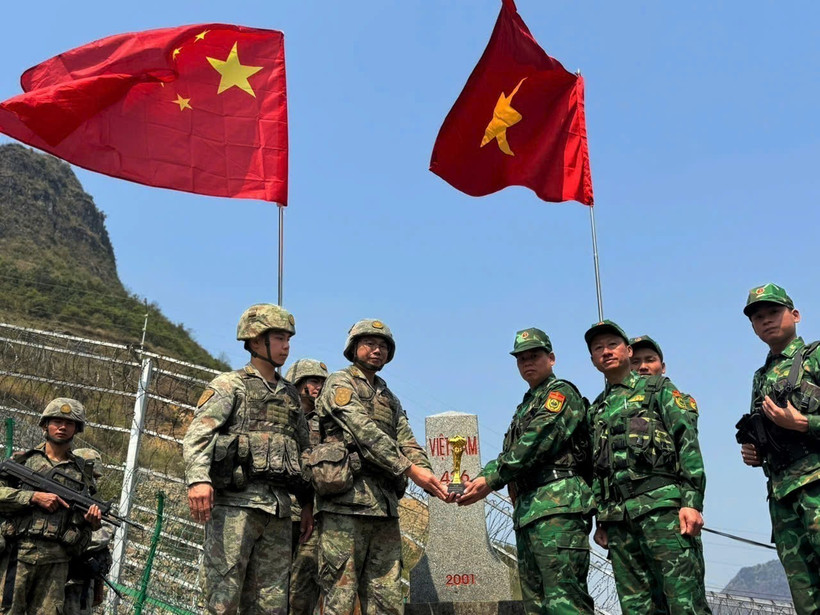 越南河江省龙鼓边防站与中国云南省富宁县地区边防部队联合开展越中边境联合巡逻活动