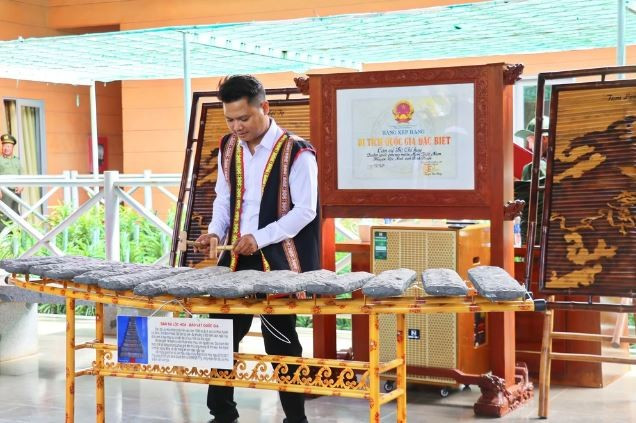 在越南南方解放军指挥部基地（原平福省禄宁县）举行的石琴演奏活动。图自越通社