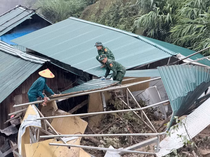vnanet-potal-lai-chau-lu-quet-sat-lo-lam-nhieu-nha-dan-o-muong-than-bi-lu-cuon-troi-8893255-4.jpg