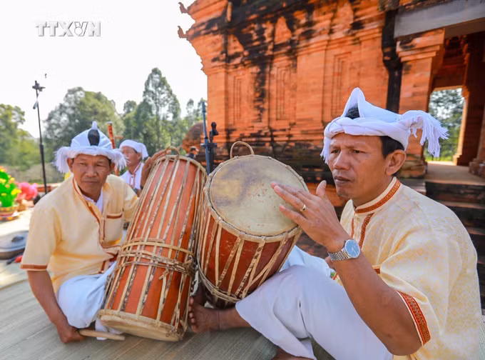 vna-potal-tuan-dai-doan-ket-cac-dan-toc-di-san-van-hoa-viet-nam-2025-sac-mau-van-hoa-cua-dong-bao-cham-8426175.jpg