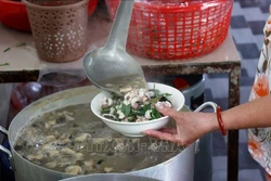 汤汁米线的汤底是由鱼露和去骨的鳢鱼、拟平牙虾虎鱼、鳗鲇鱼、虾肉、猪肉和蘑菇等食材结合而成