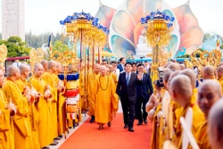 越南国家主席梁强在胡志明市越南佛教学院（平政县黎明春乡）出席2025年联合国卫塞节开幕式