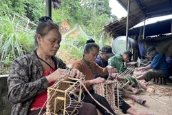 水葫芦编织业有助于留住年轻劳动者，大家聚在一起干活、聊天，将增强社区凝聚力。图自越通社