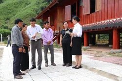 广义省一号国家法律援助中心干部向少数民族地区群众宣传、讲解法律援助知识。图自越通社