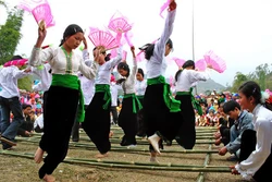 老街省傣族妇女身着传统服饰参加跳竹竿舞。